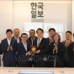 La délégation de l'Association des journalistes du Vietnam au siège du journal Hankook Ilbo. Photo: VNA