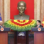 Le président vietnamien Luong Cuong (droite) et le président du Conseil européen António Costa informent des résultats de leur entretien. Photo: VNA