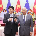 Le président vietnamien Luong Cuong (gauche) et le président du Conseil européen, António Costa lors du banquet à Hanoï: Photo: VNA