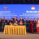 Signature de la communiqué commune de conférence internationale sur la construction d’une frontière Vietnam–Laos de paix, d’amitié et de coopération pour le développement en 2026. Photo: VNA