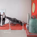 Des trésors nationaux que sont la cloche de la pagode Roi et le canon Bao Quoc An Dan Dai Tuong Quan sont actuellement conservés au musée Ha Tinh. Photo : VNA.