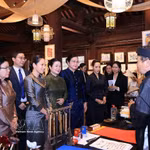 Les épouses des Premiers ministres vietnamien, lao, cambodgien et thaïlandais visitent le Temple de la Littérature à Hanoï. Photo: VNA