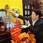 Le président Luong Cuong offre de l'encens à l'ancien chef de l'État Tran Duc Luong. Photo: VNA