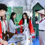 Des délégués visitent un stand de l'exposition locale Vietnam–Japon. Photo: VNA