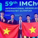 Les quatre lycéens vietnamiens participant aux 59e Olympiades internationales de chimie Mendeleïev, au Brésil. Photo: VNA