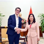 La vice-ministre des Affaires étrangères, Lê Thi Thu Hang et John Fraher, rédacteur en chef exécutif principal de Bloomberg pour la région Asie-Pacifique. Photo: VNA