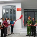 Inauguration d'une maison contruite dans le cadre de la campagne Quang Trung. Photo: VNA