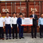Réception d’un lot d’aide humanitaire offert par le gouvernement biélorusse au port de Tien Sa à Da Nang. Photo: VNA
