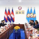 La délégation de la Commission centrale de la sensibilisation, de l’éducation et de la mobilisation des masses du PCV travaille avec la Commission centrale de la sensibilisation et de l’éducation du CPP. Photo: VNA