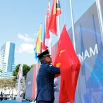 Le drapeau national du Vietnam a été hissé à Hua Mark Indoor Stadium de Bangkok. Photo: VNA