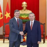  Le secrétaire général du Parti Tô Lâm (droite) et le directeur de la RANEPA, Alexey Komissarov. Photo: VNA