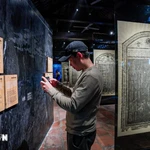 L’exposition thématique « L’histoire gravée dans la pierre » se déroule au Temple de la Littérature à Hanoï. Photo: VNA