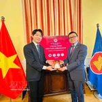 L’ambassadeur du Vietnam en Autriche, Vu Le Thai Hoang (droite) et le représentant du programme de master international de l’Académie diplomatique de Vienne. Photo: VNA