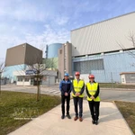 L’ambassadeur du Vietnam en Autriche et en Slovénie, Vu Le Thai Hoang (au milieu), visite la centrale nucléaire de Krsko. Photo: VNA