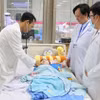 Des médecins de l’hôpital général de Tiên Giang examinent un enfant dans la province de Dông Thap, dans le delta du Mékong. Photo : VNA