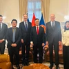 L’ambassadeur du Vietnam en France, Trinh Duc Hai (4e à partir de la gauche), et le vice-président de MEDEF International, Benoît Clocheret (3e) lors de la séance de travail, le 20 février. Photo: VNA