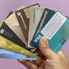 Depuis le 1er juillet, toutes les transactions nationales par carte à bande magnétique, y compris la bande des cartes à puce hybrides, sont désactivées. Photo : baotintuc.vn