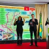 L’ambassadeur Bui Van Nghi et le maire Zé Pequeno lors de la réunion de travail à Davinópolis. Photo : ambassade du Vietnam au Brésil