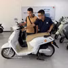 Un client se renseigne sur des motos électriques dans un magasin de motos à Cân Tho (Sud). Photo: VNA