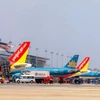 Les avions des compagnies aériennes vietnamiennes à l’aéroport international de Nôi Bài, à Hanoi. Photo : VNA
