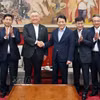 Le ministre de la Sécurité publique, Luong Tam Quang, serre la main de Nagao Yutaka, président du groupe japonais Yamato Holdings, à Hanoi, le 6 juillet. Photo : VNA