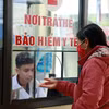 La carte d'assurance maladie sert de preuve de l'affiliation à un régime d'assurance maladie et permet à son détenteur de bénéficier des soins de santé couverts par ce régime. Photo: VNA