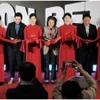 Des délégués coupent le ruban lors de l'inauguration du premier complexe cinématographique Aeon Beta du Vietnam à Hanoi, le 7 décembre 2025. Photo : Tuôi Tre