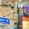 Une agente sanitaire dans une zone de quarantaine à l'aéroport