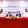 Le vice-ministre des Finances, Trân Quôc Phuong, et le directeur général de l’ONUDI, Gerd Müller, signent le programme de coopération, à Hanoi, le 21 avril. Photo : thoibaotaichinhvietnam.vn