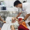Un enfant atteint du syndrome main-pied-bouche reçoit des soins dans un hôpital à Hanoi. Photo : anninhthudo.vn