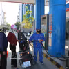 Dans une station-service à Hai Phong (Nord). Le biocarburant est entré dans les mœurs – et dans les réservoirs – des motocyclistes vietnamiens. Photo: VNA