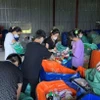 Des bénévoles du groupe Tagom, dans le quartier résidentiel de Thanh Xuân Bac, à Hanoi, trient les matières recyclables comme des bouteilles et des sacs en plastique des déchets ménagers. Photo : Tagom