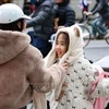 Le corps a ses raisons que le froid ignore. Charge désormais de nous emmitoufler sous plusieurs couches de vêtements chauds pour ne pas attraper le fameux "coup de froid" ou la pelletée de maladie hivernale que le froid charrie. Photo: VNA