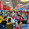 Clients dans un supermarché à Hô Chi Minh-Ville. Photo: VNA