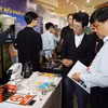 Visiteurs à une exposition des produits technologiques et culturels. Photo: VNA