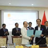Des entreprises vietnamienne et cambodgienne signent un mémorandum de coopération lors d'une discussion thématique sur les opportunités de coopération et d'investissement dans le secteur de la santé. Photo : VNA