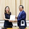 Le président du Comité populaire de Hô Chi Minh-Ville, Nguyên Van Duoc (à droite) et Chanida Klyphun, directrice des politiques publiques pour l'Asie du Sud-Est chez TikTok, lors de la rencontre. Photo : NDEL