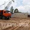 Travaux de modernisation de la route DT841 passant à Hông Ngu, dans la province de Dông Thap. Photo : VNA