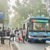 Un bus prend des passagers à Hanoi. Photo: VNA