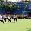 Des élèves du collège Hai Xuân, dans la province de Ninh Binh, jouent au football pendant la récréation. Photo : VNA