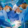 Des médecins du Centre médical universitaire de Hô Chi Minh-Ville effectuant une transplantation cardiaque sur un patient. Photo : VNA