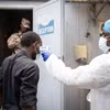 Contrôle de la température pour identifier les voyageurs ou les patients susceptibles d'être infectés par le virus Ebola, à Goma, en République démocratique du Congo, le 19 mai 2026. Photo : Xinhua/VNA