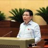 Le ministre des Finances, Nguyên Van Thang, présente le rapport du gouvernement à l'Assemblée nationale, à Hanoi, le 15 mai. Photo: VNA