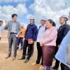 La vice-présidente de l’Assemblée nationale, du Laos, Sounthone Xayachak, sur le chantier du projet de complexe minier de bauxite et de traitement d’alumine de Dakcheung. Photo : VNA