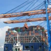 Déchargement de conteneurs sur un navire de 200.000 tonnes de port en lourd au port international de Gemalink, doté des infrastructures et des équipements les plus modernes du Vietnam. Photo : VNA