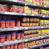 Dans un rayon de supermarché. Les principaux produits agricoles vietnamiens exportés en Algérie comprennent le café, les noix de cajou, le poivre, le riz, la noix de coco séchée et certains produits aquatiques. Photo: VNA