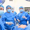 Une équipe de médecins pratique une chirurgie laparoscopique pour traiter l'obésité au campus de Ninh Binh de l'Hôpital de l’amitié Viêt Duc. Photo fournie par l'hôpital