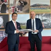 L’ambassadeur du Vietnam en France, Trinh Duc Hai (à gauche) et Diego Diaz, président de SNCF International, filiale de la Société nationale des chemins de fer français (SNCF), à Paris, le 23 mars. Photo difusée par la VNA