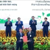 Lors de la signature et de l'échange d'accords de coopération, à Vientiane, le 3 décembre. Photo : VNA