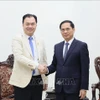 Le vice-Premier ministre Bui Thanh Son (à droite) serre la main de Kounlaphanh Vongnathy, vice-président du groupe Phongsupthavy. Photo : VNA